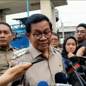 Gubernur DKI Jakarta Buka Sejumlah Pintu Air, Upaya Kurangi Beban Sungai Ciliwung Gubernur DKI Jakarta Buka Sejumlah Pintu Air, Upaya Kurangi Beban Sungai Ciliwung