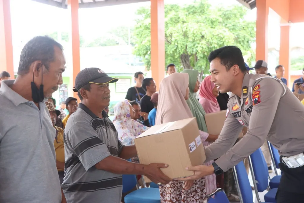 Jumat Berkah: Polres Tegal Kota Salurkan Paket Sembako di Kecamatan Margadana