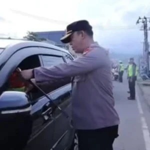 Kapolres Lebong Beserta Jajaran Berbagi Takjil Kepada Warga