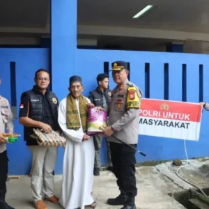 Kapolres Lebong Salurkan Bantuan Sembako Kepada Warga Kurang Mampu