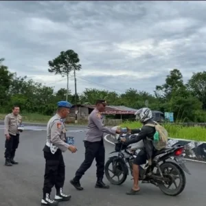 Kapolsek Lebong Atas Bagikan Takjil Gratis kepada Warga Kapolsek Lebong Atas Bagikan Takjil Gratis kepada Warga