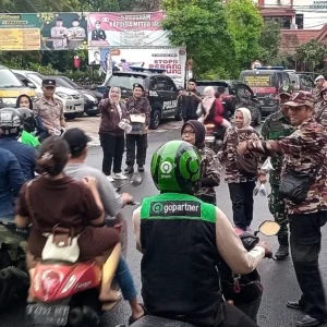 KB FKPPI Rayon Kebon Jeruk bersama KB PP Polri Jakbar Bagikan Ratusan Takjil di Safari Ramadan 1446H