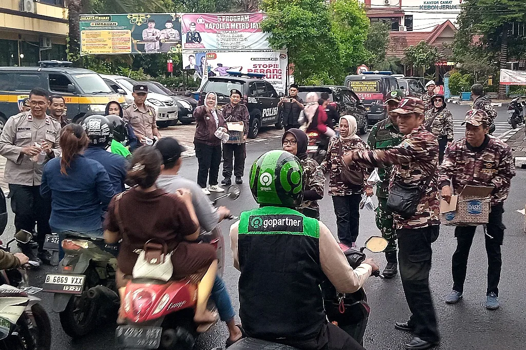 KB FKPPI Rayon Kebon Jeruk bersama KB PP Polri Jakbar Bagikan Ratusan Takjil di Safari Ramadan 1446H
