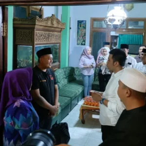 Lurah Klampok Dampingi Warga Yang Kena Musibah Kebakaran, Terima Bantuan Walikota Blitar