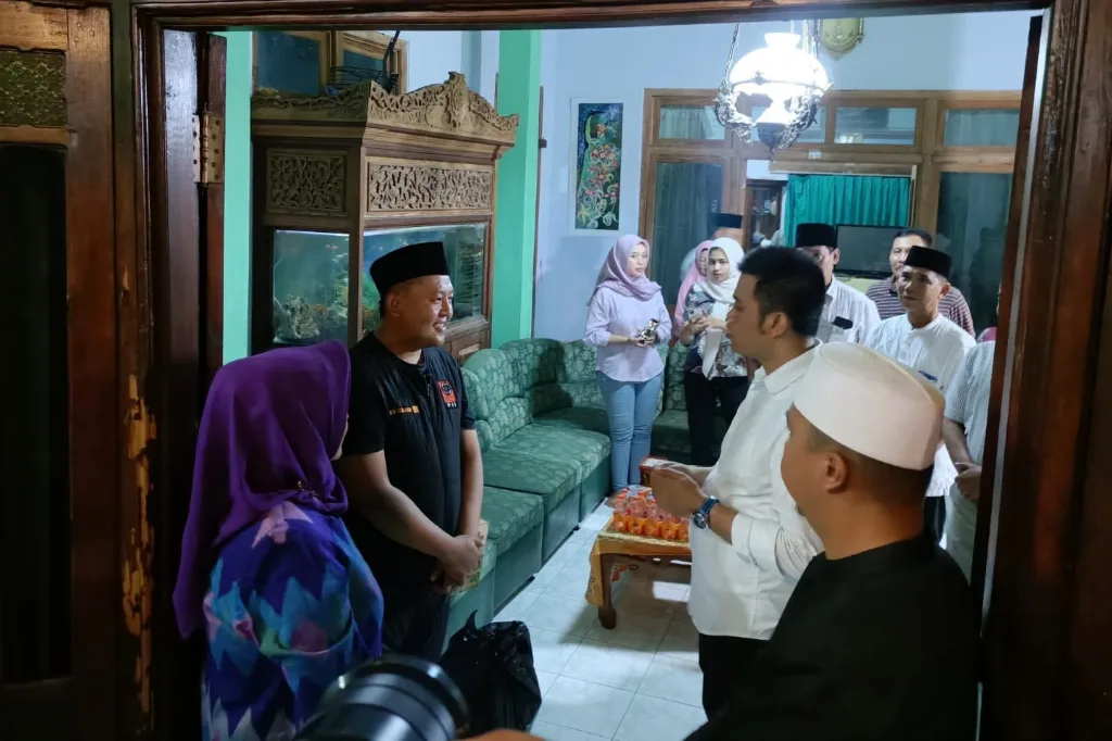 Lurah Klampok Dampingi Warga Yang Kena Musibah Kebakaran, Terima Bantuan Walikota Blitar
