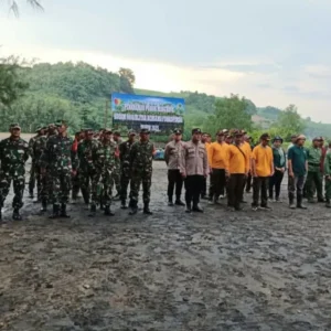 Perhutani Blitar Bersama Kodim 0808 Tanam Mangrove di Pantai Pasur