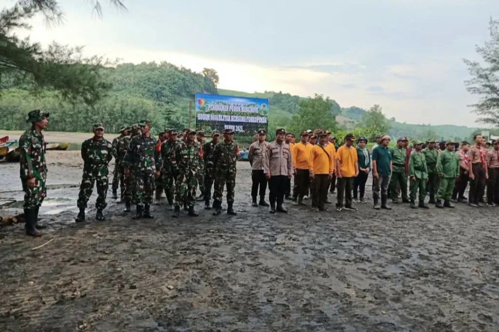 Perhutani Blitar Bersama Kodim 0808 Tanam Mangrove di Pantai Pasur