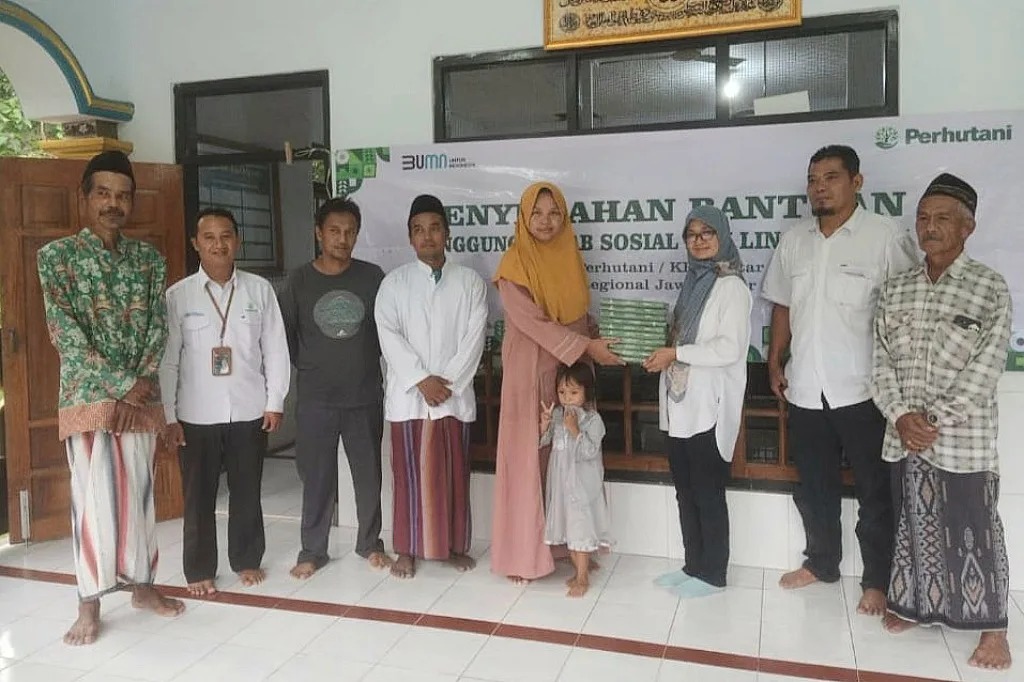 Perhutani Blitar Salurkan Bantuan TJSL untuk Mushola Nurul Iman dan TPQ Baitul Amiin