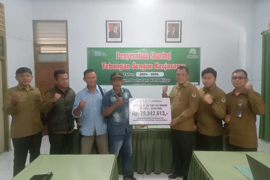 Perhutani KPH Blitar Serahkan Sharing Produksi Kerjasama Sengon pada LMDH