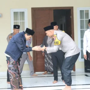 Perkuat Sinergi: Kapolres Blitar Kota Silaturahmi ke Kediaman Gus Iqdam Perkuat Sinergi: Kapolres Blitar Kota Silaturahmi ke Kediaman Gus Iqdam