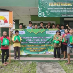 Perum Perhutani KPH Blitar Serahkan Bingkisan Lebaran pada Pekerja Produksi dan TPK