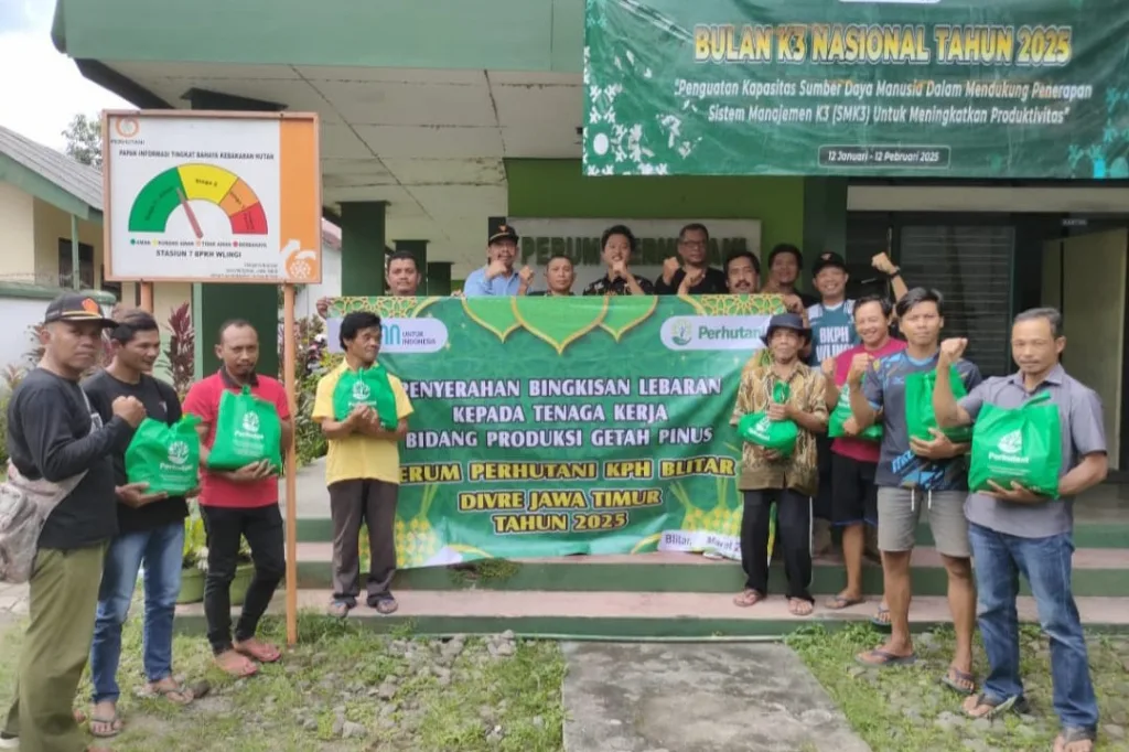 Perum Perhutani KPH Blitar Serahkan Bingkisan Lebaran pada Pekerja Produksi dan TPK