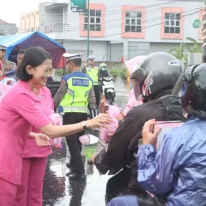 Polisi dan Bhayangkari Tegal Bagikan Semangat Ramadhan Lewat Takjil Gratis