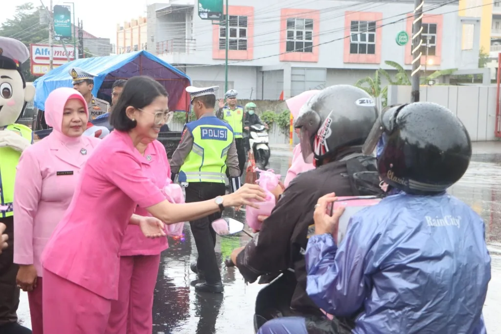 Polisi dan Bhayangkari Tegal Bagikan Semangat Ramadhan Lewat Takjil Gratis
