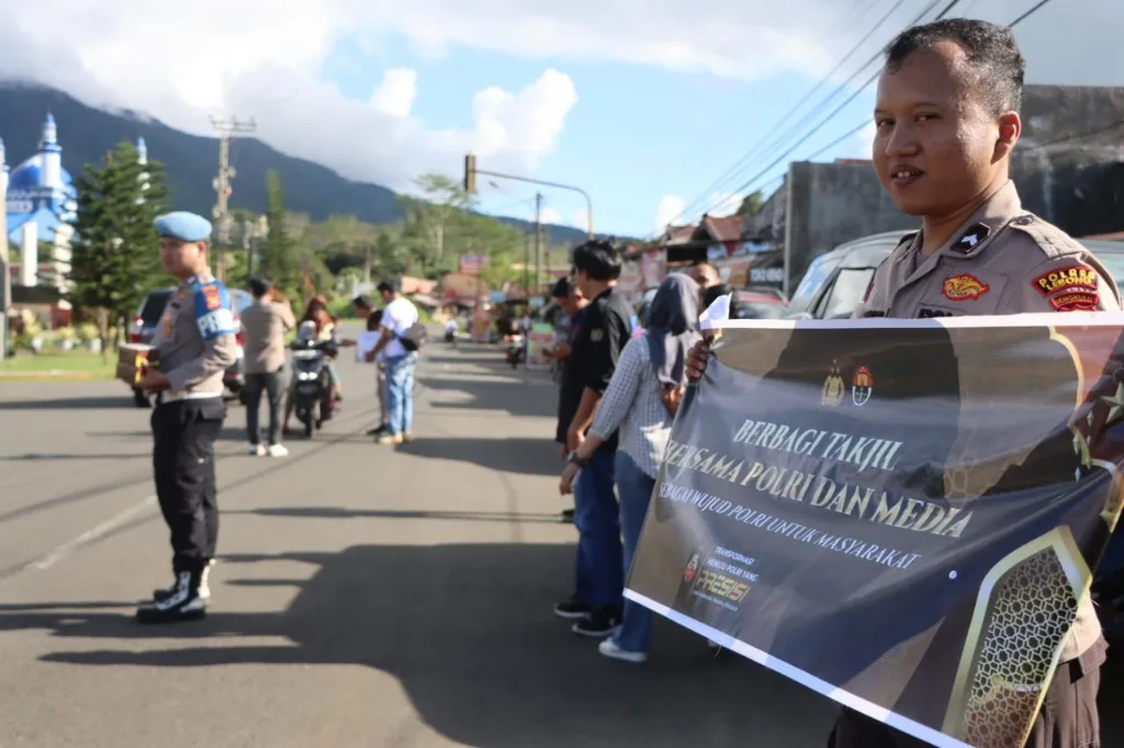 Polres Lebong Bagi-Bagi Takjil Bersama Awak Media