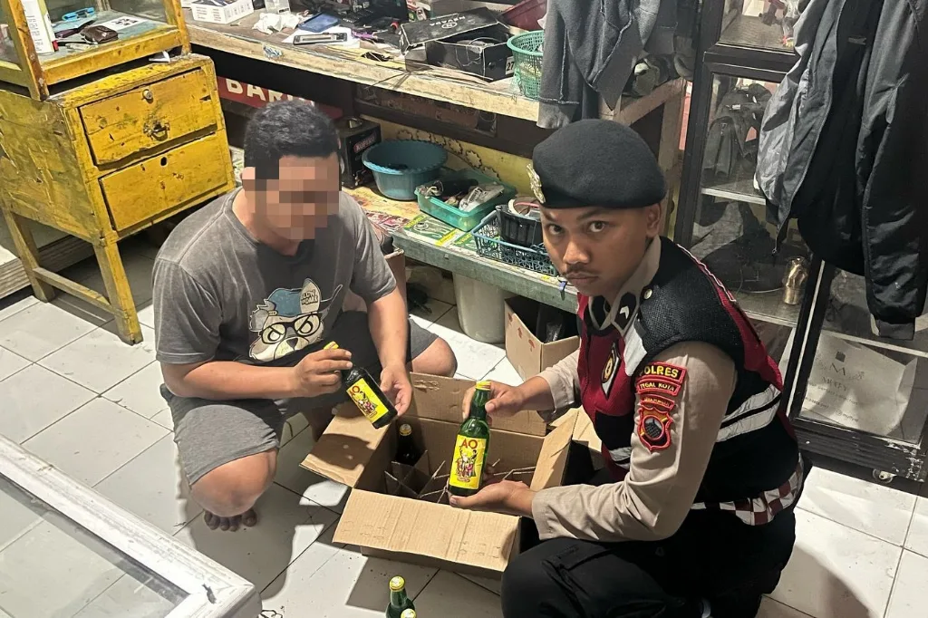 Polres Tegal Kota Lakukan Razia Operasi Pekat, 140 Botol Miras Disita
