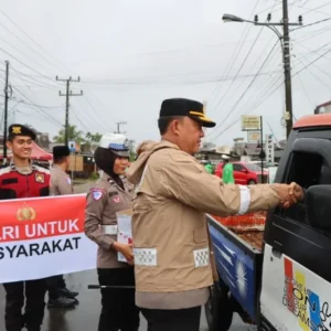 Polri Hadir Untuk Masyarakat, Kapolres Lebong Bagikan Takjil 150 Paket