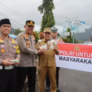 Polri Untuk Masyarakat, Kapolres Lebong Kembali Bagikan Takjil Kepada Pengendara Polri Untuk Masyarkat, Kapolres Lebong Kembali Bagikan Takjil Kepada Pengendara
