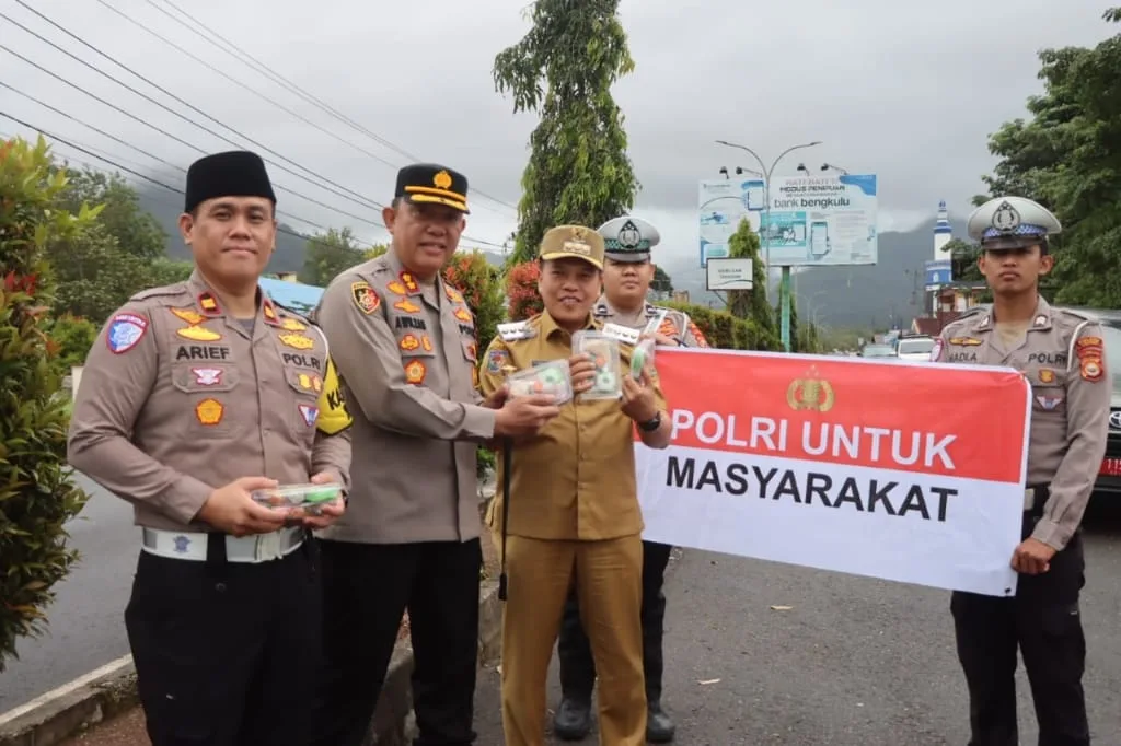 Polri Untuk Masyarkat, Kapolres Lebong Kembali Bagikan Takjil Kepada Pengendara
