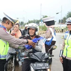 Satlantas Pekalongan Bagikan Takjil dan Minyak Goreng kepada Pengendara Bermotor