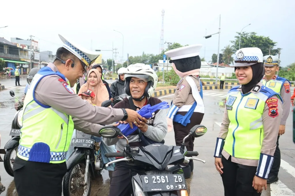 Satlantas Pekalongan Bagikan Takjil dan Minyak Goreng kepada Pengendara Bermotor