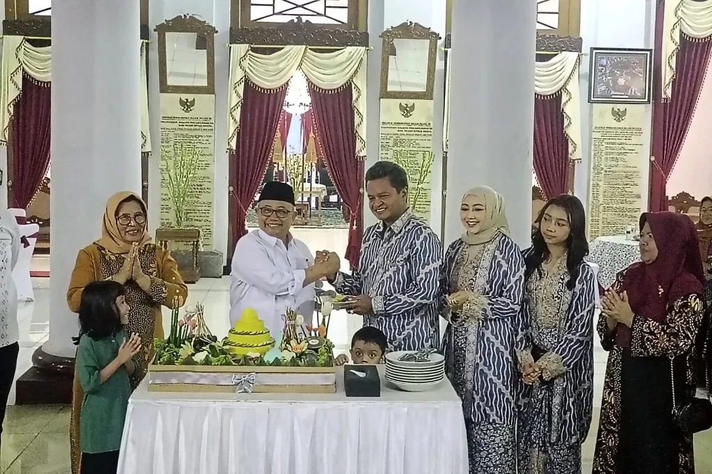 Sepulang Retret, Bupati dan Wabup Blitar Disambut Momentum Kebersamaan di Pendopo Agung RHN Sepulang Retret, Bupati dan Wabup Blitar Disambut Momentum Kebersamaan di Pendopo Agung RHN