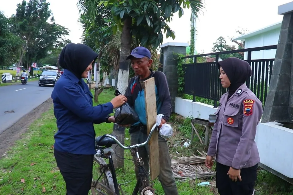 Srikandi Polres Pekalongan Salurkan Bantuan Sembako untuk Warga Kurang Mampu