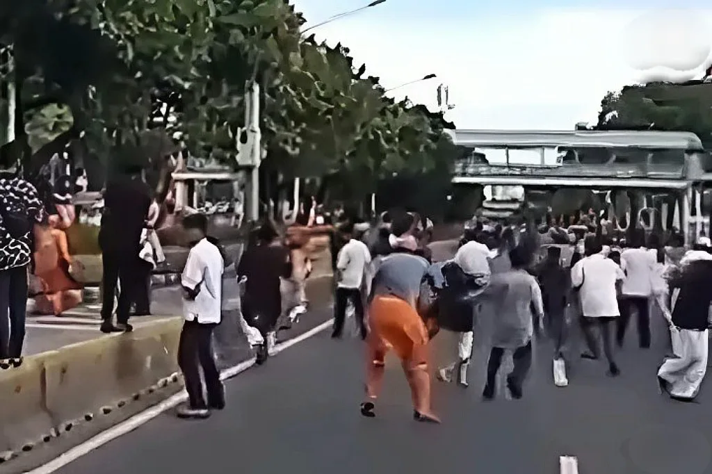 Tawuran Antarwarga Dikawasan Senen Jakpus Usai Pelaksanaan Salat Ied