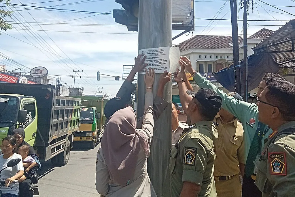 Tim Gabungan OPD Teknisi Tindak Tegas Papan Reklame Bodong