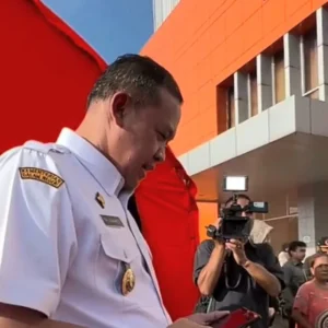 Warga Bekasi Terendam Banjir: Walikota dan Istri Ngungsi di Hotel Horison