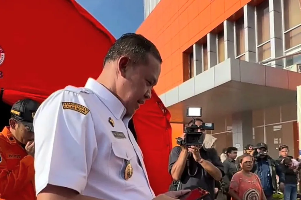 Warga Bekasi Terendam Banjir: Walikota dan Istri Ngungsi di Hotel Horison