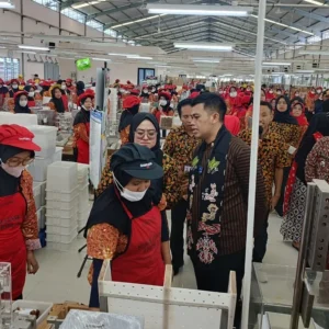 Bentuk Apresiasi Pemerintah: Wali Kota Blitar Bagikan BLT kepada Pekerja Industri Rokok Bentuk Apresiasi Pemerintah: Wali Kota Blitar Bagikan BLT kepada Pekerja Industri Rokok