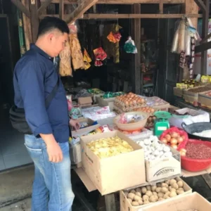 Cegah Penimbunan Bahan Pokok, Satreskrim Polres Lebong Monitoring Pasar Muara Aman