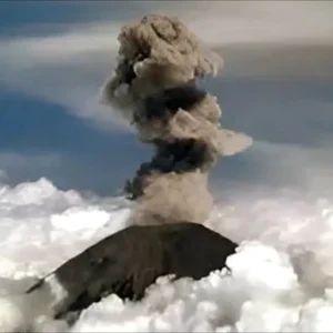 Erupsi 3 Kali: Gunung Semeru Tunjukkan Aktivitas Vulkanik di Jawa Timur