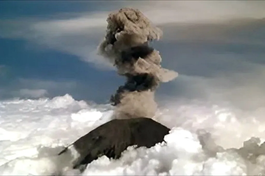 Erupsi 3 Kali: Gunung Semeru Tunjukkan Aktivitas Vulkanik di Jawa Timur