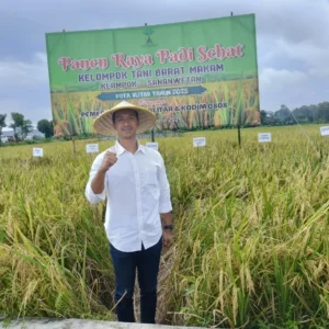 Hardita Wakil Ketua DPRD Kota Blitar, Apresiasi Panen Raya Padi Sehat Kelompok Tani Barat Makam Hardita Wakil Ketua DPRD Kota Blitar, Apresiasi Panen Raya Padi Sehat Kelompok Tani Barat Makam