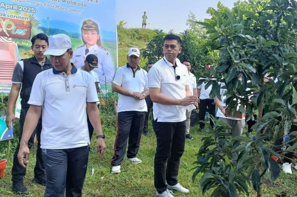 HUT Kota Blitar ke-119: Syauqul Muhibbin dan Forkopimda Tanam Pohon di Wisata Kali Karplos