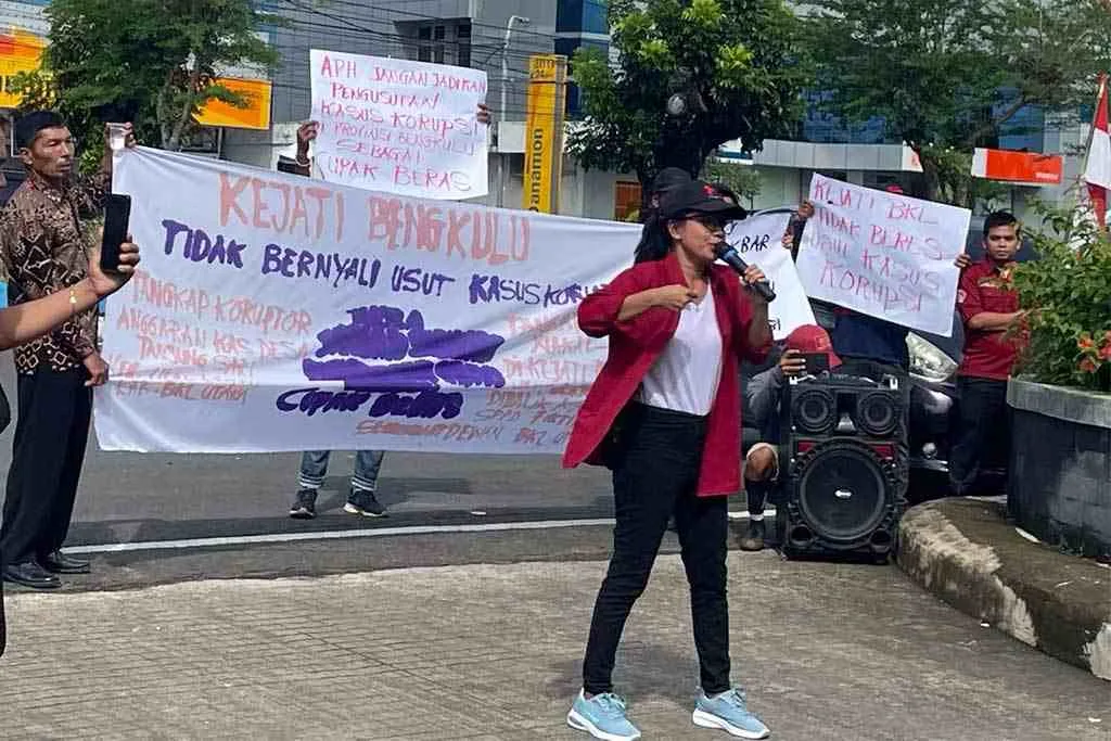 Kades Tanjung Sari Dilaporkan ke Kejati Bengkulu