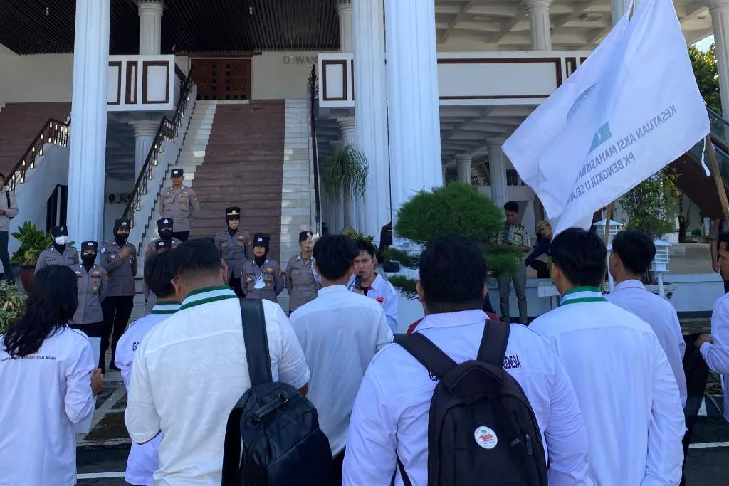 KAMMI Bengkulu Gelar Aksi Indonesia Darurat di Gedung DPRD Provinsi Bengkulu