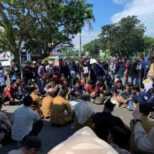 Kantor Gubernur Bengkulu Didemo Puluhan Mahasiswa, Helmi Hasan Masih di Jakarta