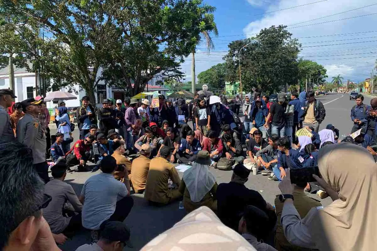 Kantor Gubernur Bengkulu Didemo Puluhan Mahasiswa, Helmi Hasan Masih di Jakarta
