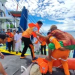 Kapal Pulo Tello Nyangkut di Luar Pelabuhan Pulau Baai, Penumpang Transit Pakai Kapal Basarnas