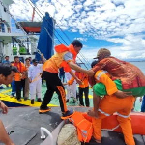 Kapal Pulo Tello Nyangkut di Luar Pelabuhan Pulau Baai, Penumpang Transit Pakai Kapal Basarnas Kapal Pulo Tello Nyangkut di Luar Pelabuhan Pulau Baai, Penumpang Transit Pakai Kapal Basarnas