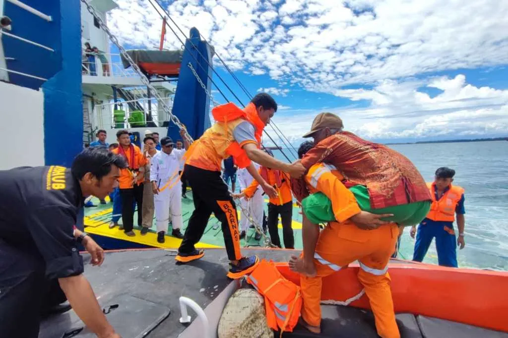 Kapal Pulo Tello Nyangkut di Luar Pelabuhan Pulau Baai, Penumpang Transit Pakai Kapal Basarnas