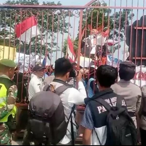 Kepala Desa Kaliwlingi Brebes Didemo Ribuan Warga: Diduga Terlibat Praktik Pungli