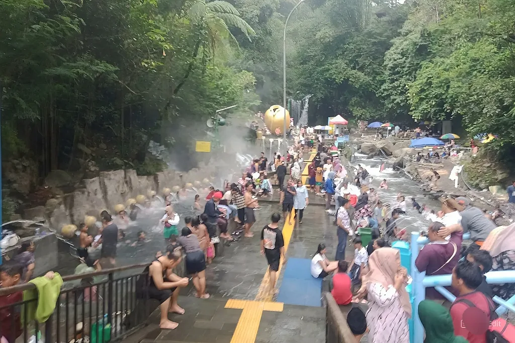 Liburan Lebaran 2025: Guci Pancuran 13 Tetap Jadi Primadona untuk Dikunjungi