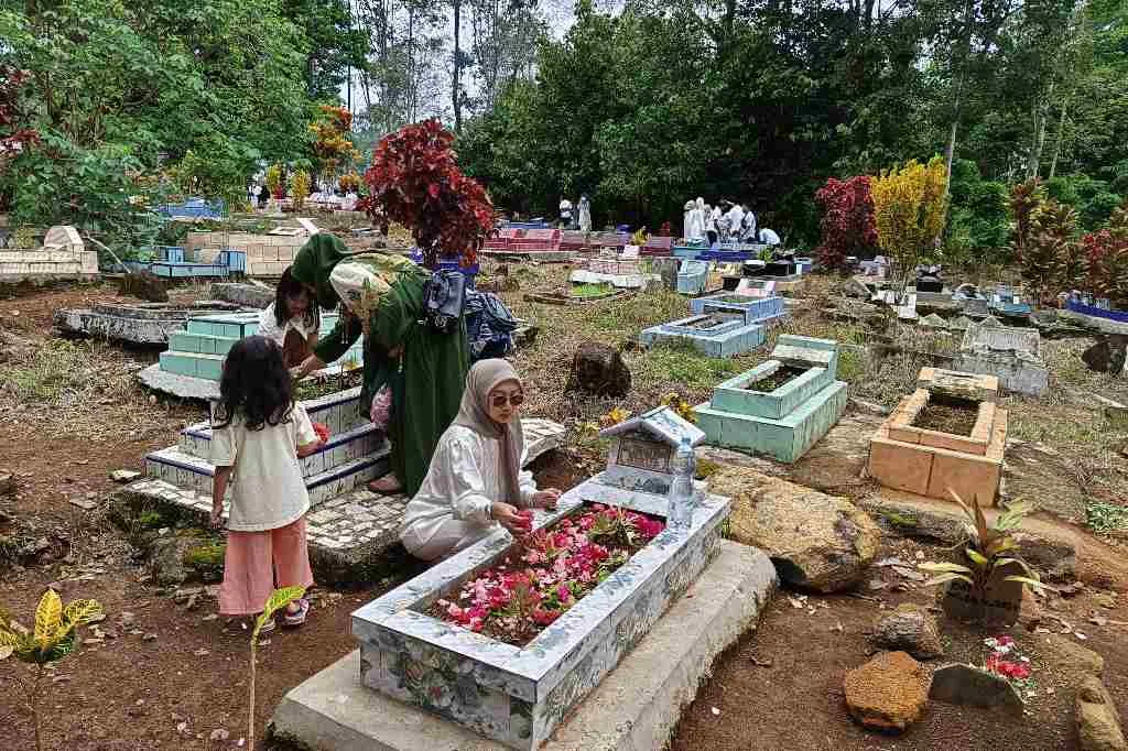 Nyekar Kuburan Jadi Budaya Masyarakat Lebong Setiap Idul Fitri