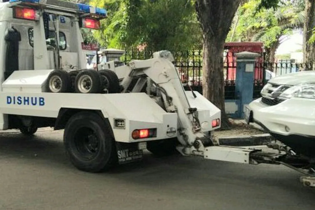 Operasi Penertiban Dikawasan Monas: Puluhan Kendaraan Parkir Sembarangan Diderek