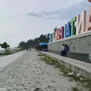 Pantai Panjang Dibersihkan, Tapi Baru Sehari Sampah Sudah Kembali Bermunculan Pantai Panjang Dibersihkan, Tapi Baru Sehari Sampah Sudah Kembali Bermunculan