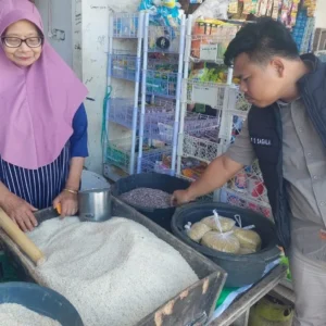 Pasca Idul Fitri Polres Lebong Sidak Harga Sembako di Pasar Muara Aman